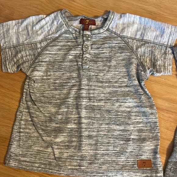 Boys 4 pc lot of basic tees. Trendy everyday styles, size: 3T - Picture 6 of 9